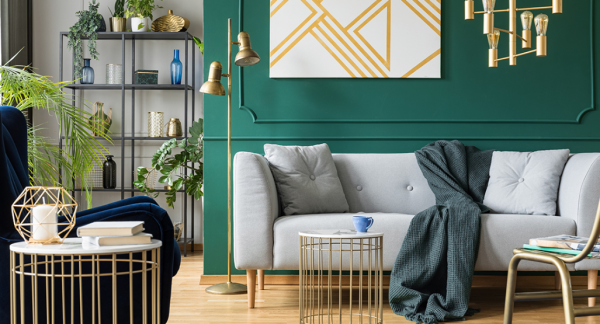 Desain dinding dengan aksen logam berkilauan